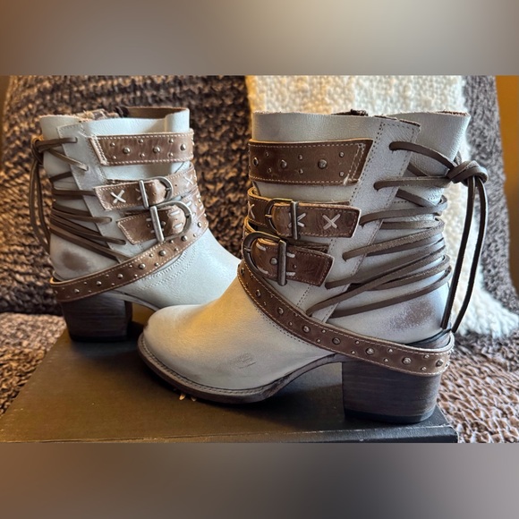 🔥 NEW IN BOX 🔥 FREEBIRD CASPAN IN  COLOR ICE MULTI, SIZE 8! - Picture 1 of 9